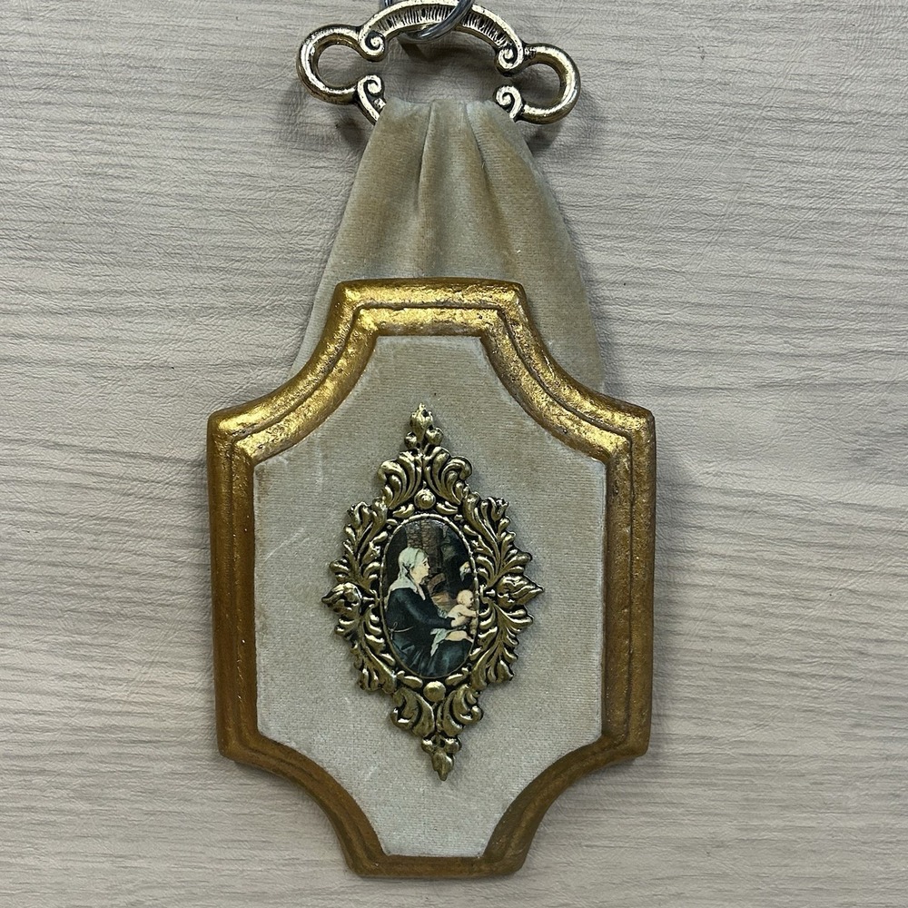 Vtg Victorian Cameo Wall Plaque Velvet Plaster Or ChalkWare Florentine Gold Trim